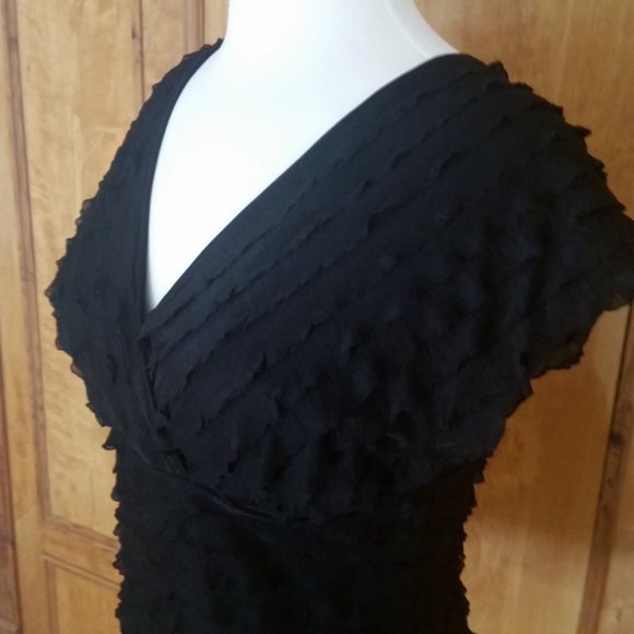 Jennie and Marlis V-Neck Black Ruffle Top. Size Med - Picture 3 of 7